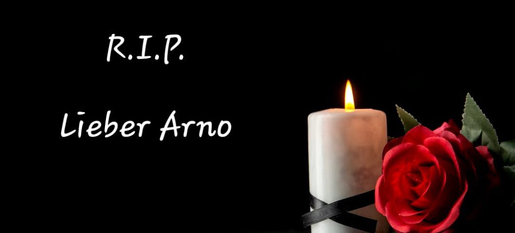 Ruhe in Frieden, lieber Arno. Brennende Kerze und Rose