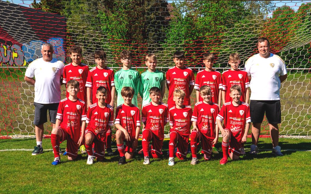 Mannschaftsbild D1 Junioren des MSV Zossen in zwei Reihen plus Trainer