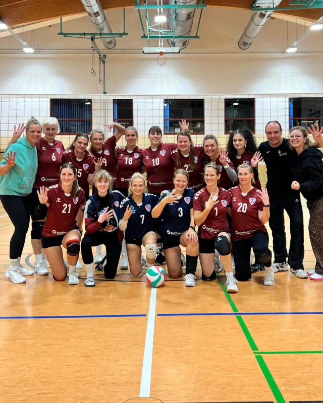 2. Spieltag
𝑺𝒑𝒊𝒆𝒍𝒃𝒆𝒓𝒊𝒄𝒉𝒕: 09.11.2025
𝑮𝒆𝒈𝒏𝒆𝒓: USV Potsdam II & VC Blau Weiß Brandenburg II
📍Zossen

Nach einer längeren Spielpause stand am letzten Sonntag endlich unser 2. Spieltag an & das direkt in heimischer Halle 🤩!!!
Es versprach ein spannender Spieltag zu werden, denn alle drei Aufsteiger aus der Landesliga trafen an diesem Tag bei uns in Zossen aufeinander 🔥👀!!

Den Auftakt machten die Mädels aus Potsdam & Brandenburg, die sich bereits am Anfang des Tages ein packendes 5-Satz-Match lieferten 🫡
Im Anschluss ging es für uns in unser 1. Spiel gegen den USV Potsdam II, denen wir bisher noch nicht auf dem Feld begegnet sind 👀

Der Start verlief holprig & war von so einigen Eigenfehlern geprägt. Doch nach kurzer Zeit fanden wir in unser System, steigerten uns & konnten die Partie am Ende mit 3:0 für uns entscheiden 💪🏼🙂‍↕️

Im 2. Spiel des Tages trafen wir auf den VC Blau Weiß Brandenburg II.
In den ersten beiden Sätzen gelang es uns, mit cleveren Angriffen, druckvollen Aufschlägen & starker Blockarbeit das Spiel zu dominieren. 
Doch Brandenburg fand im 3. Satz immer besser ins Spiel & brachte uns mit einem schnellen, variablen Angriffsspiel aus dem Rhythmus 🫨.
Im 4. Satz machte sich schließlich auch nachlassende Konzentration & schwindende Kräfte bemerkbar 🙈. Am Ende des Tages gewann Brandenburg den 5. Satz mit 16:14 und damit auch das Spiel 🤝🏼

Trotz der Niederlage nehmen wir 4 Punkte & viele positive Erkenntnisse mit, aber vor allem auch Teamgeist, Kampfwille & Spielfreude 🤩🏐🔥

Wir freuen uns schon auf die Rückrunde gegen die Damen vom USV Potsdam II am 17. Januar in Storkow & gegen die Damen vom VC BW Brandenburg II am 25. Januar erneut in heimischer Halle📍🔥!!
Wer nicht kommt verpasst was 😜🫵🏼

Ein großes Dankeschön geht an unsere Freunde & Familien und an unsere kranken & verletzten Spielerinnen, die sich an diesem Sonntag Zeit genommen & uns lautstark in der Halle unterstützt haben 🫶🏼🏐!!
Mit Euch hat der Spieltag noch viel mehr Spaß gemacht ❤️🥰🎉👯‍♀️!!

#zossen #msvzossen #volleyball #potsdam #brandenburg #landesliga #brandenburgliga #usvpotsdam #girls #spieltag #heimspieltag #win