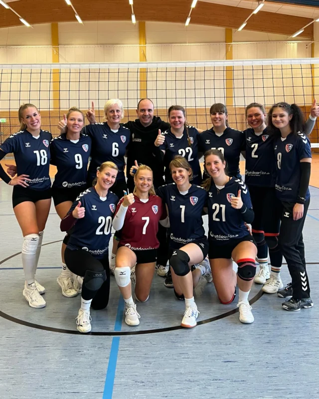 4. ꜱᴘɪᴇʟᴛᴀɢ
𝑺𝒑𝒊𝒆𝒍𝒃𝒆𝒓𝒊𝒄𝒉𝒕: 29.11.25
𝑮𝒆𝒈𝒏𝒆𝒓: SV Energie Cottbus II & KSC ASAHI Spremberg 
📍Spremberg

Am 29.11.2025 stand für uns ein echter Härtetest an:
Zuerst trafen wir auf den Tabellenführer SVE Cottbus II & bestritten anschließend unsere erste Rückrundenpartie gegen den Gastgeber KSC ASAHI Spremberg. 

Unser 1. Spiel führten wir gegen die jungen Damen des SVE Cottbus II.
Wir starteten stabil in die Partie, setzten mit unseren Angriffen deutliche Akzente & brachten die Cottbusserinnen immer mal wieder in Bedrängnis. 
Doch nach & nach fand auch der Tabellenführer besser ins Spiel & erzwang schließlich den Ausgleich. 

Die Begegnung entwickelte sich zu einem echten Krimi, bei dem beide Teams alles hineinwarfen 🫡💥. Am Ende mussten wir uns leider 3:2 geschlagen geben. 
Trotzdem sind wir stolz auf unsere Leistung & konnten dem Tabellenführer immerhin einen Punkt abluchsen 🫢👀

Im 2. Spiel stand unsere erste Rückrunde dieser Saison an, und mit Spremberg erwartete uns ein Team, das uns bereits in der Hinrunde so einiges abverlangt hatte.
Die Gastgeberinnen übten auch in diesem Aufeinandertreffen konstant Druck aus & nutzten jede Schwächephase auf unserer Seite. Trotz einiger kämpferischer Momente gelang es uns zwar, phasenweise dagegenzuhalten, doch die Führung konnten wir nicht übernehmen 🫥.
So mussten wir uns erneut mit einem 0:3 geschlagen geben & beenden den Spieltag mit einem Punkt für die Tabelle ☝🏼

Nun heißt es: Krone richten & nach vorn schauen, denn bereits am kommenden Wochenende (13.12.) stehen die nächsten Rückrundenpartien gegen den VC Wildau & den VSV GW Erkner an 🔥🤩🏐!!!

#msvzossen #volleyball #zossen #girls #cottbus #svecottbus #spremberg