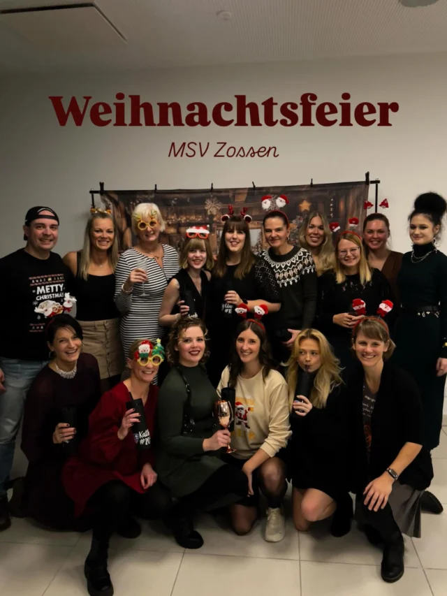 𝐌𝐒𝐕 𝐙𝐨𝐬𝐬𝐞𝐧 — 𝐖𝐞𝐢𝐡𝐧𝐚𝐜𝐡𝐭𝐬𝐟𝐞𝐢𝐞𝐫

Für unsere Volleyball-Abteilung stand am 𝟮𝟬.𝟭𝟮.𝟮𝟬𝟮𝟱 wieder ein Jahres-Highlight auf dem Programm: 𝐮𝐧𝐬𝐞𝐫𝐞 𝐖𝐞𝐢𝐡𝐧𝐚𝐜𝐡𝐭𝐬𝐟𝐞𝐢𝐞𝐫! 🎄✨
In diesem Jahr durften wir wieder gemeinsam mit der 𝙆𝙚𝙜𝙚𝙡-𝘼𝙗𝙩𝙚𝙞𝙡𝙪𝙣𝙜 feiern & erlebten einen Abend voller Energie, guter Laune und Gemeinschaft 🎳🏐👯‍♀️. Nach einem leckeren gemeinsamen Essen ging es mit Spiel, Spaß und Bewegung weiter: Die Kegelbahnen wurden erobert und auf der Tanzfläche schwangen wir das Tanzbein 🎶🪩💃🏼

Unsere Weihnachtsfeier zeigt jedes Jahr aufs Neue, was uns verbindet: den Spaß am Sport, die Leidenschaft für unsere Teams und die Freude an gemeinsamer Zeit – ganz egal, welches Alter wir haben oder welche Sportart wir ausüben ❤️🤍💙

Ein herzliches Dankeschön geht an die Kegel-Abteilung (@msvzossen07_kegeln ), dass wir erneut eure Location nutzen durften 🥰🎳!!

Ein ebenso großes Dankeschön geht an alle fleißigen Helfer, die dieses Event schon Wochen vorher geplant haben, die beim Auf- und Abbau unterstützt & unser Buffet wunderbar ausgestattet haben 🥗🍗🧁! Ihr macht dieses gemeinsame Fest zu etwas ganz Besonderem 🥹⭐️🫂🎄.

Ein Dankeschön geht auch an unseren Trainer Ronny, der ein weiteres Jahr mit uns durchgehalten hat (🤪) & mit uns die Brandenburgliga nun wieder unsicher macht 👯‍♀️🔥. Auch wir Mädels bekamen Geschenke & laufen kommendes Jahr mit personalisierten, einheitlichen Socken auf 😼🧦🥰!!!

Wir wünschen Euch & Euren Familien nun ein besinnliches Weihnachtsfest, frohe Feiertage & eine schnelle Genesung an alle verletzten Sportler 🍀❤️

#msvzossen #zossen #volleyball #kegeln #weihnachten #weihnachtsfeier