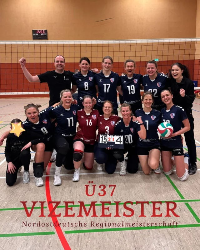 𝑵𝒐𝒓𝒅𝒐𝒔𝒕𝒅𝒆𝒖𝒕𝒔𝒄𝒉𝒆 𝑴𝒆𝒊𝒔𝒕𝒆𝒓𝒔𝒄𝒉𝒂𝒇𝒕
Am 14.03.26 spielten wir die NOM in der Altersklasse Ü37! 

In der Gruppenphase trafen wir auf den 𝗩𝗖 𝟵𝟳 𝗦𝘁𝗮ß𝗳𝘂𝗿𝘁 (Vizemeister Sachsen-Anhalt) & den 𝗧𝗦𝗩 𝗧𝗲𝗺𝗽𝗲𝗹𝗵𝗼𝗳-𝗠𝗮𝗿𝗶𝗲𝗻𝗱𝗼𝗿𝗳 (Meister Berlin). 
Das 1. Spiel konnten wir klar für uns entscheiden. Doch gegen den Berliner Meister wurde es ein echter Nervenkrimi 👀

Gegen die ehemaligen 3. bis 1.-Ligaspielerinnen ging das Spiel über die volle Distanz bis in den 3. Satz. Mit starken Aufschlagserien, einer stabilen Block- & Abwehrarbeit konnten wir uns am Ende aber deutlich mit 𝟭𝟱:𝟰 durchsetzen 🤩‼️

Als 𝗚𝗿𝘂𝗽𝗽𝗲𝗻𝗲𝗿𝘀𝘁𝗲𝗿 ging es im Überkreuzspiel gegen die 𝗦𝗚 𝗥𝗼𝘁𝗮𝘁𝗶𝗼𝗻 𝗣𝗿𝗲𝗻𝘇𝗹𝗮𝘂𝗲𝗿 𝗕𝗲𝗿𝗴 (Vizemeister Berlin). Auch hier ließen wir nichts anbrennen & sicherten uns mit dem 3. Sieg des Tages den Einzug ins Finale der NOM🙂‍↕️

Im Finale (um erst 19:00 Uhr 🫡) kam es dann erneut zum Duell mit dem TSV TM⚡️
Nach inzwischen 9 Stunden Hallezeit kämpften beide Teams im Finale mit den letzten Reserven. 
Wieder entwickelte sich ein enges Spiel, das bis in den Entscheidungssatz ging. Dieses Mal mussten wir uns jedoch knapp geschlagen geben 🫱🏻‍🫲🏽

Am Ende steht trotzdem eine überragende Teamleistung:
Ein Team, das in dieser Konstellation noch nie zusammen gespielt hat, zeigte eine beeindruckende Mischung aus Erfahrung, Größe, Stärke & Teamgeist:

🥈𝐖𝐢𝐫 𝐬𝐢𝐧𝐝 𝐕𝐢𝐳𝐞𝐦𝐞𝐢𝐬𝐭𝐞𝐫 𝐝𝐞𝐫 Ü𝟑𝟕 𝐍𝐨𝐫𝐝𝐨𝐬𝐭𝐝𝐞𝐮𝐭𝐬𝐜𝐡𝐞𝐧 𝐑𝐞𝐠𝐢𝐨𝐧𝐚𝐥𝐦𝐞𝐢𝐬𝐭𝐞𝐫𝐬𝐜𝐡𝐚𝐟𝐭! 🥈 

𝗙ü𝗿 𝗱𝗮𝘀 𝗧𝗲𝗮𝗺 𝘀𝗽𝗶𝗲𝗹𝘁𝗲𝗻: 
Andrea (AA), Doro (AA), Elly (AA), Steffi (AA) Eva (Z), Kathy (Z), Franzi (L)

𝗘𝗶𝗻 𝗴𝗮𝗻𝘇 𝗴𝗿𝗼ß𝗲𝘀 𝗗𝗮𝗻𝗸𝗲 𝗴𝗲𝗵𝘁 𝗮𝘂𝗰𝗵 𝗮𝗻: 
Ulrike (D) vom Saarower VSV,
Theresa (L) vom TV Werne,
Monique (MB) vom VC Wildau &
Dijana (MB) vom TV Forst,
die uns bei dieser Meisterschaft personell unterstützen & zu dieser großartigen Leistung beigetragen haben🤍

Als 𝗩𝗶𝘇𝗲𝗺𝗲𝗶𝘀𝘁𝗲𝗿 haben wir uns nun für die nächste Runde qualifiziert, welche am 𝟮𝟵.𝟬𝟯.𝟮𝟲 bei 𝗨𝗡𝗦 in 𝗭𝗼𝘀𝘀𝗲𝗻 ausgetragen wird📍
Sei dabei, wenn wir um das letzte Ticket zur Deutschen Meisterschaft kämpfen 🫵🏼‼️