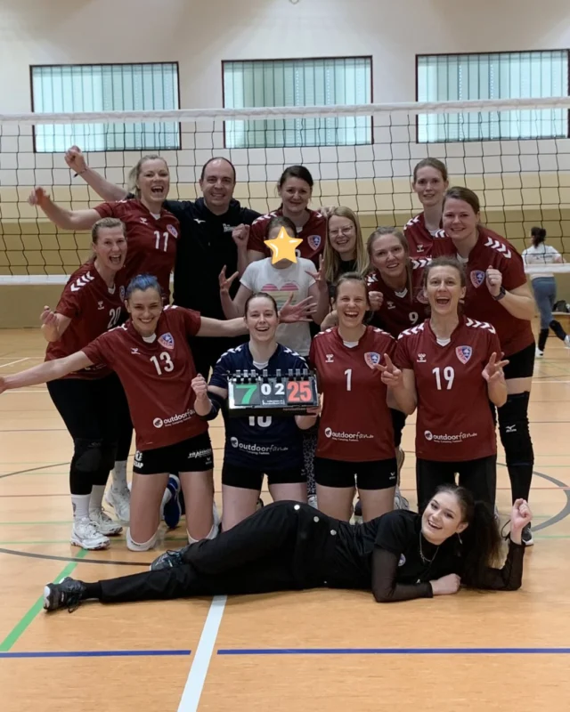 𝐐𝐮𝐚𝐥𝐢𝐟𝐢𝐤𝐚𝐭𝐢𝐨𝐧𝐬𝐫𝐮𝐧𝐝𝐞 — Ü𝟑𝟕
Am 29. März bestritten wir die Quali Runde um das letzte Ticket zur DM in der Altersklasse Ü37.
Zu Gast waren bei uns der 𝗜𝗦𝗩 𝗥𝗼𝘀𝘁𝗼𝗰𝗸 & 𝗦𝗚 𝗥𝗼𝘁𝗮𝘁𝗶𝗼𝗻 𝗣𝗿𝗲𝗻𝘇𝗹𝗮𝘂𝗲𝗿 𝗕𝗲𝗿𝗴.
Gegen Prenzlauer Berg konnten wir uns bei der NOM noch mit 2:0 durchsetzen.
In dieser Runde mussten wir uns jedoch in einem spannenden Drei-Satz-Spiel knapp mit 1:2 geschlagen geben 🫠
Der souveräne 2:0-Sieg gegen die Girls aus Rostock reichte am Ende leider nicht aus, um die Turnierrunde als Erster abzuschließen.Dennoch gebührt unserer Ü37-Mannschaft ein großes Lob 🏅
Ihr habt nicht nur unser Team, sondern auch unseren Verein bei dieser Meisterschaft hervorragend repräsentiert und die Titel 𝐿𝑎𝑛𝑑𝑒𝑠𝑚𝑒𝑖𝑠𝑡𝑒𝑟 & 𝑉𝑖𝑧𝑒𝑚𝑒𝑖𝑠𝑡𝑒𝑟 𝑑𝑒𝑟 𝑁𝑂𝑀 mit nach Hause geholt 🥳!
Die klaren Ergebnisse in den vielen Spielen & Sätzen haben eindrucksvoll gezeigt, welche Kraft noch in euren Körpern steckt🔥
Auch die Niederlagen, die letztlich den Einzug zur Deutschen Meisterschaft verhinderten, waren denkbar knapp.
Anzumerken ist, dass wir im gesamten Turnier nur gegen zwei Mannschaften verloren haben –beide Male im 3. Satz. (In den Hinrunden haben wir diese Teams sogar noch besiegt 😮‍💨)
Am Ende fehlte, wie es nun mal so ist, lediglich ein kleines Quäntchen Glück 🤏🏼🍀
Wir wünschen dem Meister & Vizemeister aus Berlin viel Erfolg bei der DM im Mai 👏🏼!Im Namen der MSV Girls bedanken wir uns außerdem herzlich bei unseren externen Spielerinnen, die aus verschiedenen Bundesländern angereist sind oder im Ligabetrieb normalerweise sogar gegen uns spielen.
Es zeugt von großem sportlichen Respekt, gemeinsam auf dem Feld zu stehen ❤️
𝗩𝗼𝗹𝗹𝗲𝘆𝗯𝗮𝗹𝗹 𝘃𝗲𝗿𝗯𝗶𝗻𝗱𝗲𝘁 -weit über Vereinsgrenzen hinaus 👯‍♀️🏐🫶🏼Jetzt heißt es Daumen drücken, denn unsere Ü35 Männermannschaft hat es dieses Jahr wieder nach Dresden geschafft🏅
Auch unsere Ü50 Girls gehen bei der DM am 9.- 10. Mai in der Altersklasse Ü49 mit dem WiWa Hamburg wieder an den Start 🏁🫵🏼
Wir sind gespannt auf die Deutschen Meisterschaften & vielleicht trifft man ja das ein oder andere Gesicht in Dresden 😉
#volleyball #msvzossen #zossen
