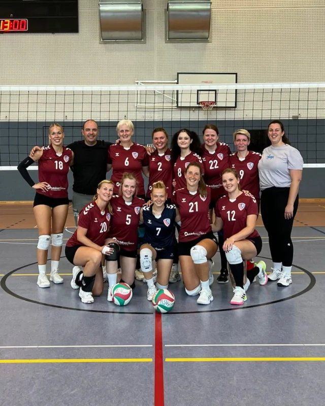 Am 30.08. waren wir bei dem Vorbereitungsturnier in Brandenburg 📍

Unser 1. Spiel bestritten wir gegen den 𝗩𝗩 𝗠𝗶𝗰𝗵𝗲𝗻𝗱𝗼𝗿𝗳. Der Start fiel uns etwas schwer, doch wir fanden zunehmend ins Spiel & konnten uns durch eine stabile Leistung den 1. Satz sichern. Mit viel Elan ging es in den 2. Satz, den wir ebenfalls für uns entscheiden konnten💥. Damit starteten wir mit einem  𝟮:𝟬-𝗦𝗶𝗲𝗴 in das Turnier🦾

Im 2. Gruppenspiel trafen wir auf die Mädels vom 𝗩𝗖 𝗙𝗼𝗿𝘁𝘂𝗻𝗮 𝗞𝘆𝗿𝗶𝘁𝘇. Auch hier konnten wir unser Spiel durchsetzen & das Match souverän mit  𝟮:𝟬 gewinnen 🫵🏼
Damit beendeten wir die Gruppenphase als 𝗚𝗿𝘂𝗽𝗽𝗲𝗻𝗲𝗿𝘀𝘁𝗲𝗿 & zogen in die Finalrunde um die 𝗣𝗹ä𝘁𝘇𝗲 𝟭-𝟯 ein 😼

Dort warteten im 1. Spiel die Girls vom 𝗕𝗩𝗩 𝗜𝗜. Uns begegnete ein schnelles & druckvolles Spiel der Berlinerinnen, wodurch es uns schwerfiel, unser eigenes Spiel aufzubauen 🫡. Trotzdem lieferten wir uns einen engen & hart umkämpften 1. Satz, den wir am Ende knapp für uns entscheiden konnten 🤩

Im 2. Satz konnten wir dann leider nicht mehr ganz an unsere Leistung anknüpfen. Es folgte unser erster 𝗧𝗶𝗲-𝗕𝗿𝗲𝗮𝗸 des Tages, der am Ende zugunsten der Berlinerinnen ausging 🫠

Im letzten Spiel trafen wir auf einen bereits bekannten Gegner: den 𝗩𝗦𝗩 𝗘𝗿𝗸𝗻𝗲𝗿. Uns erwartete im wahrsten Sinne des Wortes ein großes Team, das uns im 1. Satz deutlich in die Schranken wies. 
Doch wir gaben nicht auf & kämpften uns im 2. Satz zurück ins Spiel 👀. 
Mit viel Einsatz gelang es uns, dem VSV einen Satz abzunehmen & damit stand der 2. Tie-Break des Tages an‼️ 
Nach vielen langen & spannenden Ballwechseln mussten wir uns am Ende mit 1:2 gegen die Damen aus Erkner geschlagen geben, (freuen uns aber schon auf das Wiedersehen im Ligabetrieb 😜🏐!)

Schlussendlich belegten wir 𝗣𝗹𝗮𝘁𝘇 𝟯 von 𝟵 Mannschaften & sind mit diesem Ergebnis zufrieden 🥉. 
Wir konnten vieles ausprobieren, wertvolle Erfahrungen sammeln & haben gesehen, woran wir in den kommenden Wochen noch arbeiten müssen 🙂‍↕️

Ein großes Dankeschön an den @vcbrandenburg für die super Organisation des Turniers!