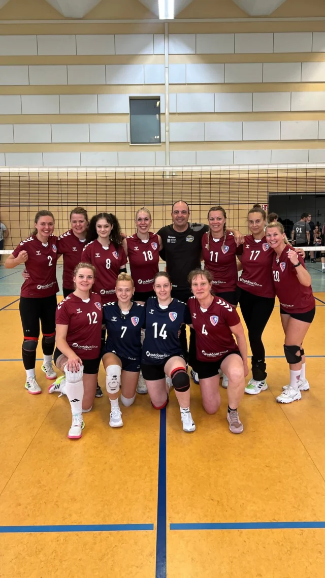 𝐕𝐨𝐫𝐛𝐞𝐫𝐞𝐢𝐭𝐮𝐧𝐠𝐬𝐭𝐮𝐫𝐧𝐢𝐞𝐫- 𝑊𝑖𝑡𝑡𝑒𝑛𝑏𝑒𝑟𝑔Am vergangenen Wochenende stand für uns das 2. Vorbereitungsturnier für die Saison 2026/27 auf dem Programm ✌🏼Für uns ging es dabei zum ersten Mal nach 𝗪𝗶𝘁𝘁𝗲𝗻𝗯𝗲𝗿𝗴 in Sachsen-Anhalt 🚗💨.
Nach rund anderthalb Stunden Fahrt erreichten wir pünktlich um 8:30 Uhr die Halle, bevor um 9:00 Uhr unser 1. Spiel startete ⏳Gespielt wurde im Modus 𝗝𝗲𝗱𝗲𝗿 𝗴𝗲𝗴𝗲𝗻 𝗝𝗲𝗱𝗲𝗻, wobei pro Begegnung 2 Sätze gespielt wurden.
Uns erwartete also ein langer Turniertag mit insgesamt 6 Spielen & 12 Sätzen 💥. Da wir für gewöhnlich nicht überregional unterwegs sind, trafen wir dabei auf viele neue Mannschaften & Gesichter 👀.Für uns stand an diesem Tag aber vor allem eines im Fokus: 𝘂𝗻𝘀𝗲𝗿𝗲 𝗻𝗲𝘂𝗲𝗻 𝗦𝗽𝗶𝗲𝗹𝗲𝗿𝗶𝗻𝗻𝗲𝗻 𝘄𝗲𝗶𝘁𝗲𝗿 𝗶𝗻 𝘂𝗻𝘀𝗲𝗿 𝗦𝗽𝗶𝗲𝗹𝘀𝘆𝘀𝘁𝗲𝗺 𝗶𝗻𝘁𝗲𝗴𝗿𝗶𝗲𝗿𝗲𝗻 & 𝗮𝗹𝘀 𝗧𝗲𝗮𝗺 𝘇𝘂𝘀𝗮𝗺𝗺𝗲𝗻𝘇𝘂𝘄𝗮𝗰𝗵𝘀𝗲𝗻 🫶🏼👯‍♀️Dafür probierten wir verschiedene Kombinationen, Spielzüge & Aufstellungen aus 🙂‍↕️. So konnten wir wertvolle Erfahrungen sammeln & gleichzeitig herausfinden, wo bereits unsere Stärken liegen & an welchen Punkten wir bis zum Saisonstart noch arbeiten müssen 📚.
Insgesamt war es für uns ein wichtiger Schritt in der Vorbereitung und eine gute Möglichkeit, weiter als Team zusammenzufinden 👯‍♀️💛Wir bedanken uns bei den Girls vom MTV Wittenberg @mtv_wittenberg_frauen für die super Organisation des Turniers und wünschen allen Mannschaften einen guten Start in die neue Saison 🫶🏼🏐#volleyball #zossen #msvzossen #brandenburgliga #bbl