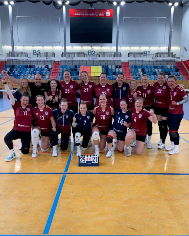 1. ꜱᴘɪᴇʟᴛᴀɢ
Am vergangenen Wochenende war es endlich so weit: Wir starteten in unseren 1. Spieltag der neuen Hallensaison 💥
Nach zahlreichen Vorbereitungsturnieren & Testspielen konnten wir es kaum erwarten, endlich wieder um Punkte zu kämpfen 🤩🔥. 

Und als wäre die Vorfreude nicht schon groß genug gewesen, durften wir unseren Saisonauftakt in der 𝗠𝗕𝗦 𝗔𝗿𝗲𝗻𝗮 in Potsdam bestreiten. Eine fantastische Halle, an die man sich definitiv gewöhnen könnte 🤭! 

Unser 1. Gegner des Tages waren die Mädels vom 𝗦𝗮𝗮𝗿𝗼𝘄𝗲𝗿 𝗩𝗦𝗩, die uns in der vergangenen BBL-Saison das Leben alles andere als leicht gemacht hatten 🫡. Dieses Mal wollten wir es jedoch besser machen!

Wir starteten konzentriert, motiviert & als geschlossene Einheit in die Partie. Vor allem das Zusammenspiel zwischen Annahme/Abwehr & unseren Angriffen am Netz funktionierte hervorragend. 

In allen 3 Sätzen entwickelte sich ein spannender Kampf auf Augenhöhe, in dem wir in den entscheidenden Momenten die Oberhand behielten😮‍💨. 

Mit einer starken Teamleistung konnten wir uns schließlich ohne Satzverlust mit 𝟯:𝟬 𝗴𝗲𝗴𝗲𝗻 𝗱𝗲𝗻 𝗦𝗮𝗮𝗿𝗼𝘄𝗲𝗿 𝗩𝗦𝗩 durchsetzen & uns die ersten 𝟯 𝗣𝘂𝗻𝗸𝘁𝗲 der Saison sichern.
Besser hätten wir uns den Start in die Saison kaum vorstellen können🤩! 

𝘞𝘦𝘪𝘵𝘦𝘳 𝘨𝘦𝘩𝘵𝘴 𝘪𝘯 𝘥𝘦𝘳 𝘯ä𝘤𝘩𝘴𝘵𝘦𝘯 𝘚𝘭𝘪𝘥𝘦 →

Im 2. Spiel des Tages warteten die jungen Spielerinnen des 𝗦𝗖 𝗣𝗼𝘁𝘀𝗱𝗮𝗺 𝗜𝗩 auf uns. 

Gegen das dynamische Team fanden wir nicht so richtig in unseren Rhythmus. Besonders schwer fiel es uns, ein eigenes druckvolles Spiel aufzubauen & unsere Stärken konsequent auf das Feld zu bringen 🫣.

Trotz unseres Kampfgeistes mussten wir uns am Ende mit 1:3 geschlagen geben. Auch wenn wir uns das Ergebnis natürlich anders gewünscht hätten, nehmen wir aus dieser Partie wichtige Erfahrungen für die kommenden Spieltage mit!

Trotz der Niederlage im 2. Spiel blicken wir auf einen gelungenen Saisonauftakt zurück 💪🏼!
Besonders erfreulich war, wie gut es uns gelungen ist, unsere neuen Mitspielerinnen in das Team zu integrieren & gemeinsam als Einheit zu funktionieren ❤️💙. 
Natürlich gibt es noch Luft nach oben, aber genau daran werden wir arbeiten!